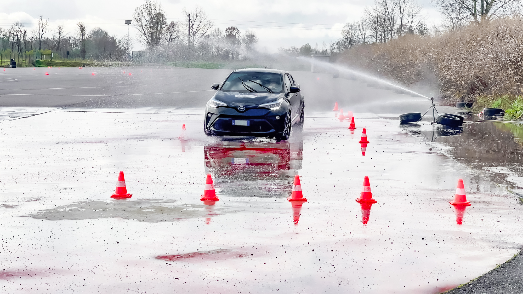 Corso di guida sicura aziendale su asfalto bagnato - Frames of Motorsport